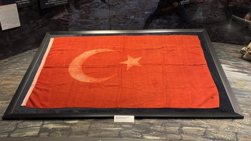 Şehit Kamil'in tabutuna örtülen bir asırlık Türk bayrağı Gaziantep'te müzede sergilenmeye başlandı