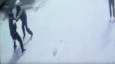 �ki motosiklet �arp��t�: Kaza sonras� b��akl� kavga kamerada