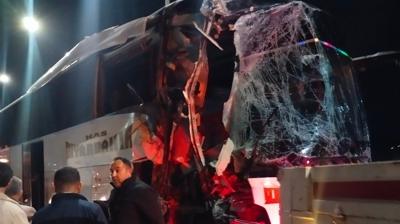 Otoyolda korkutan kaza: Yolcu otobüsü ile tır çarpıştı