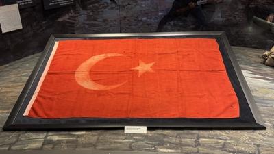 �ehit Kamil'in tabutuna �rt�len bir as�rl�k T�rk bayra�� Gaziantep'te m�zede sergilenmeye ba�land�