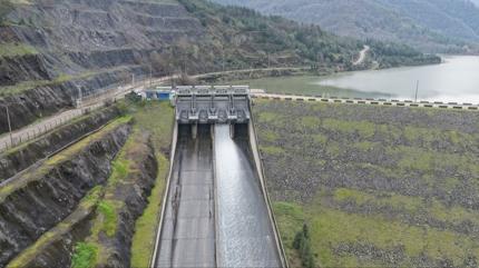 Baraj�n kapaklar� a��ld�! Su me�hur g�le aktar�l�yor