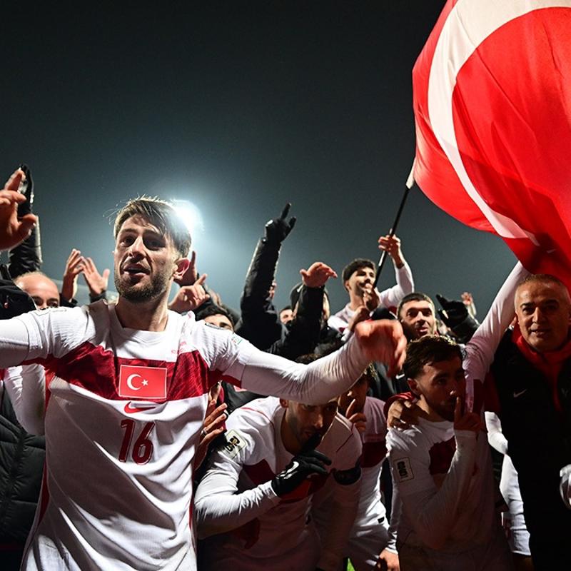 A Milli Futbol Tak�m� D�nya Kupas�'nda! Siyasi isimlerden pe� pe�e tebrik mesajlar� geldi