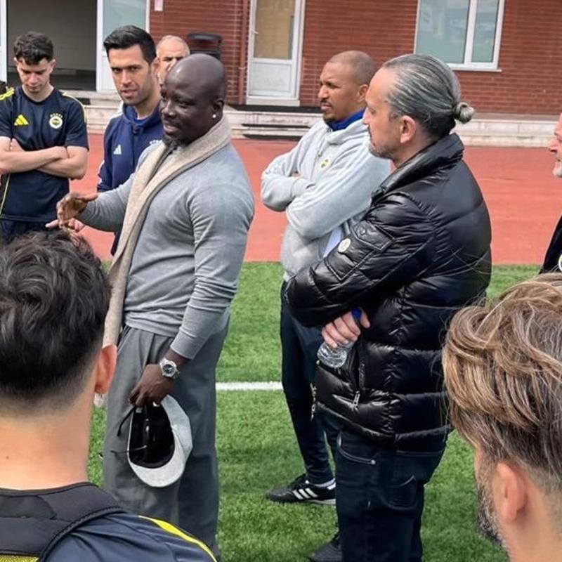 Appiah, Fenerbah�e Akademisi'nde gen�lerle bulu�tu