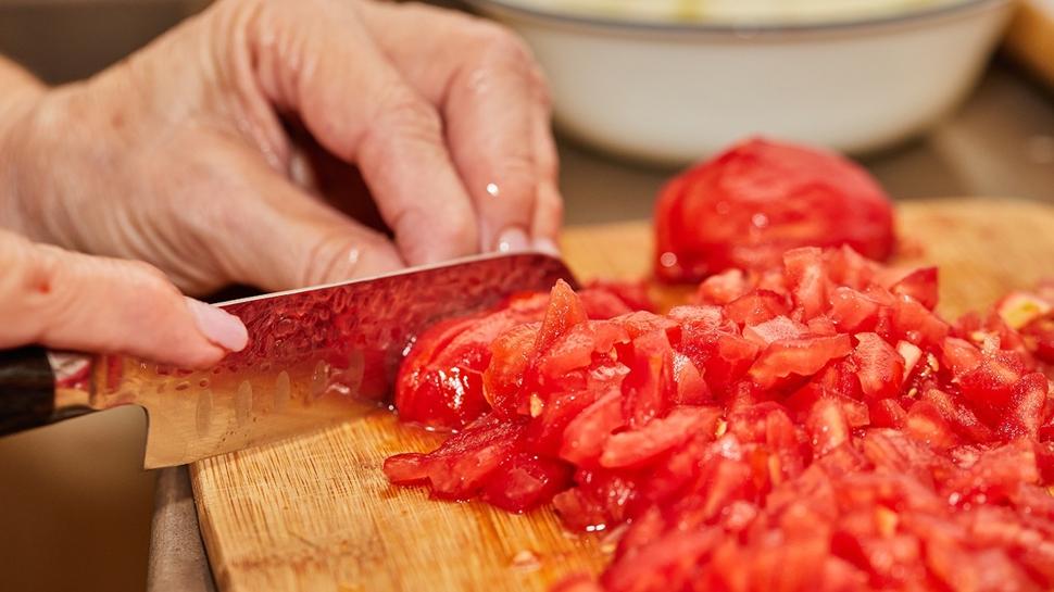 Domatesi sak�n b�yle t�ketmeyin! �ifa san�yorduk ama zarar� pahal�ya mal oluyor!