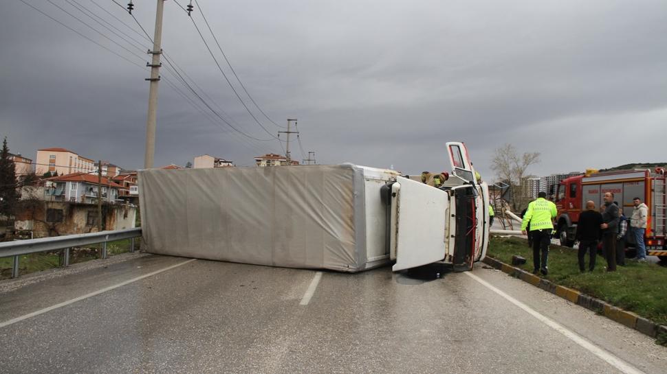 Manisa'da korkutan kaza: Kontrolden çıkan kamyon devrildi