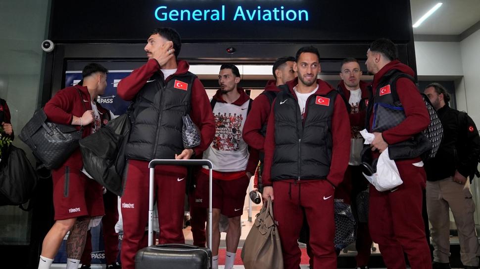 Milliler yurda döndü! Havalimanında coşkulu karşılama