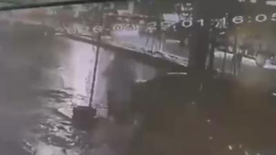 H�rs�zl�k yapt� sand�lar... 14 ya��ndaki �ocu�a �iddet kamerada