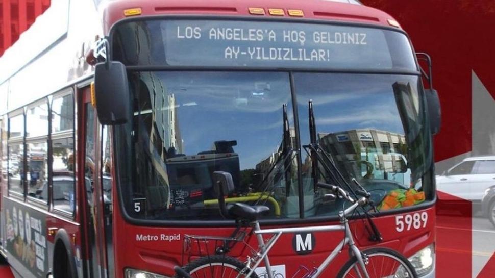ABD'den Türkiye'ye tarihi karşılama! Belediye otobüslerine Türkçe mesaj yazıldı