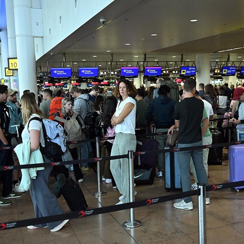 AB'nin yeni pasaport sistemi havaliman�n� kilitledi: Uzun kuyruklar olu�tu