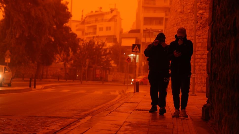 Afrika'dan gelen çöl tozu etkili oldu: Girit Adası kırmızıya boyandı