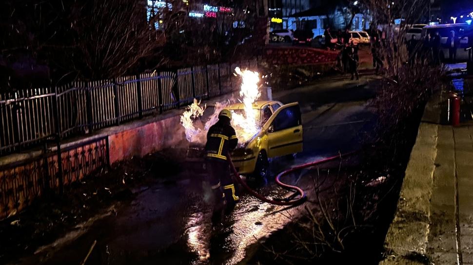 Bitlis'te seyir halindeki otomobil alev aldı: Sürücünün tüple müdahalesi yetmedi