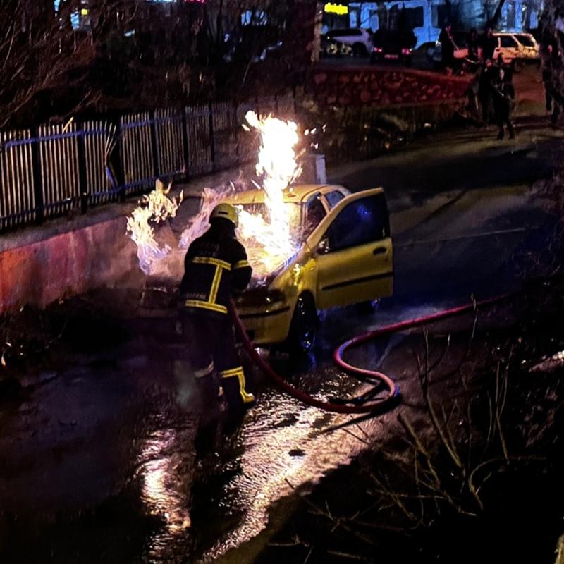 Bitlis'te seyir halindeki otomobil alev ald�: S�r�c�n�n t�ple m�dahalesi yetmedi