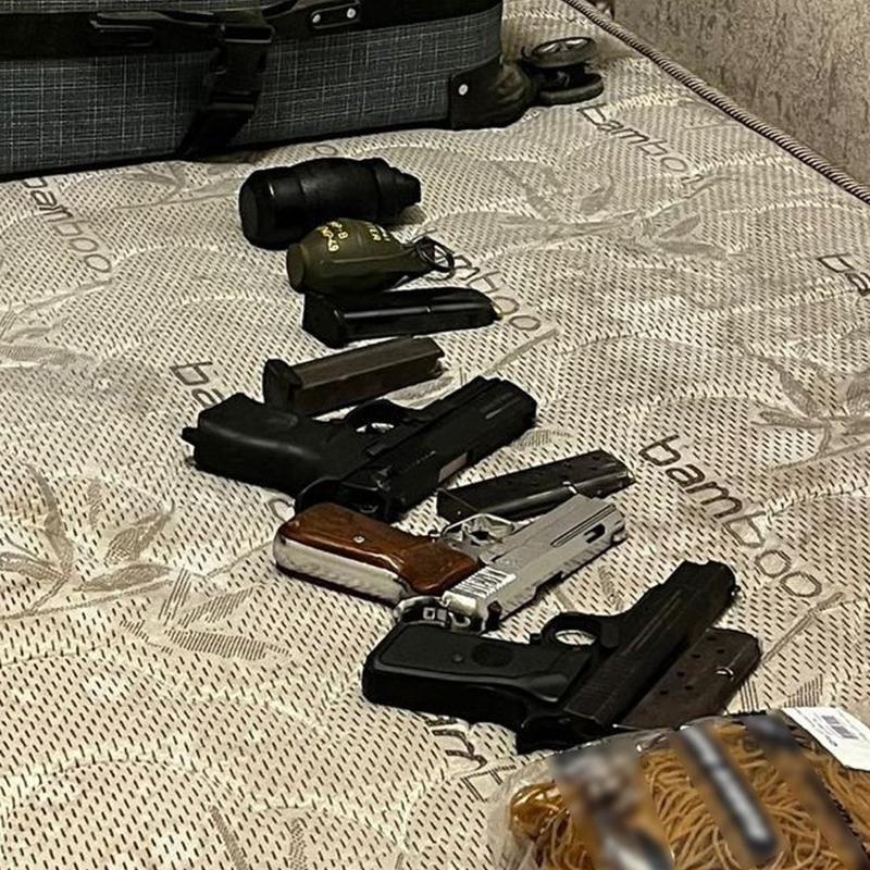 Esenyurt'ta narkotik operasyonu: Bask�nda el bombas� bulundu