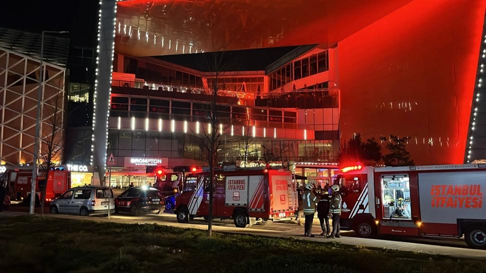 Kağıthane'de alışveriş merkezinde yangın paniği: Bina tahliye edildi