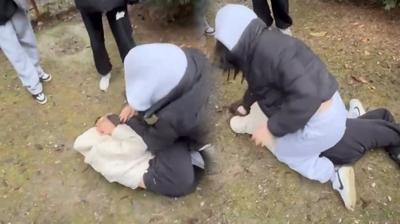 K�z ��renciye akran zorbal���! Sokak ortas�nda tekme tokat d�vd�ler