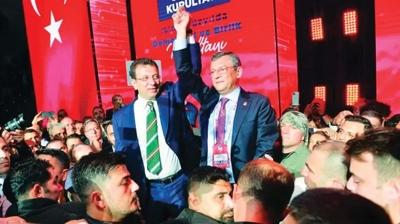 �zel kazans�n diye para ve kart da��tt�m