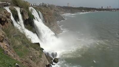 Rengi kahverengiye b�r�nd�: Turistler merakla izledi