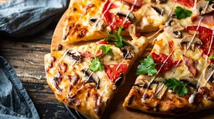 6 ki�ilik pizza tarifi! 1 su barda�� su yetiyor, tam k�vam�nda pizza hamuru