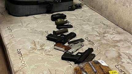 Esenyurt'ta narkotik operasyonu: Bask�nda el bombas� bulundu