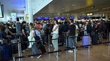 AB'nin yeni pasaport sistemi havaliman�n� kilitledi: Uzun kuyruklar olu�tu