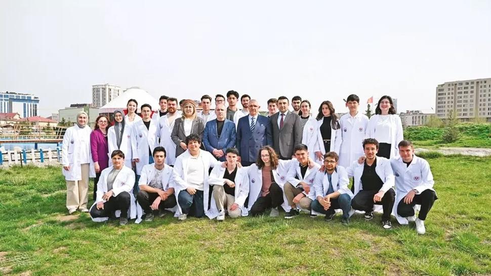 Tanr� Da�lar�'n�n ete�inde bilim k�pr�s�