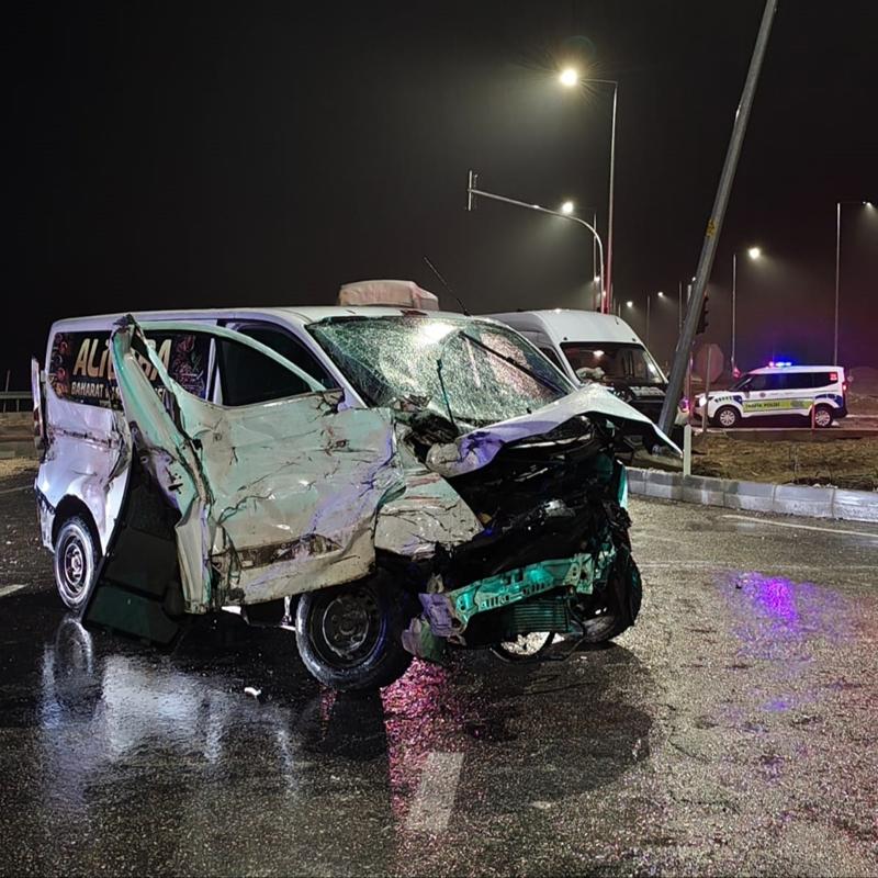 Ad�yaman'da feci kaza: 3 ara� birbirine girdi