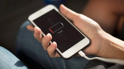 Herkes bu hatayı yapıyor: Telefonun şarjını en hızlı bitiren hata ortaya çıktı!