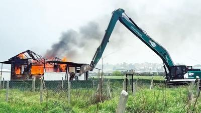 Y�kt�rmad��� evini ate�e verdi!