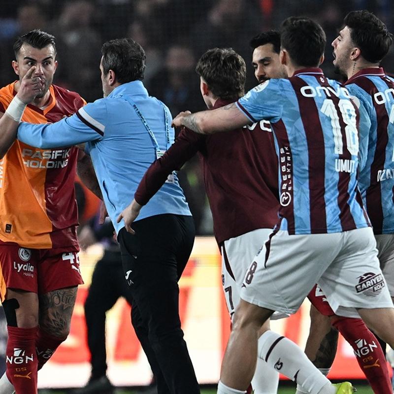 Ma� sonu k�rm�z� kart ��kt�! Galatasaray'a y�ld�z isimden k�t� haber...