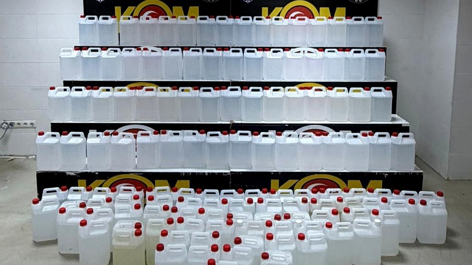 Adana'da kaçak içki operasyonu: Binlerce litre etil alkol ele geçirildi