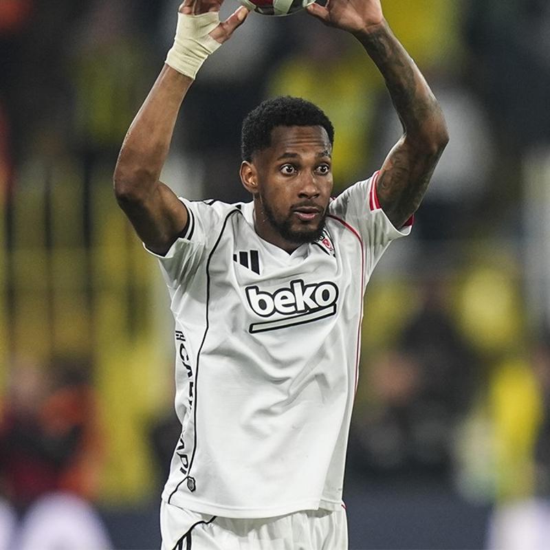 Be�ikta�'ta korkutan sakatl�k! Hastaneye g�t�r�ld�