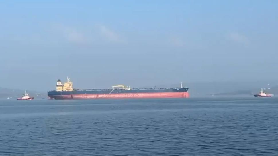 Çanakkale Boğazı'nda arızalanan tanker kurtarıldı