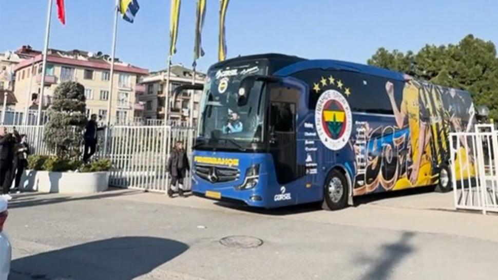 Fenerbahçe, derbi öncesi stadyuma hareket etti!