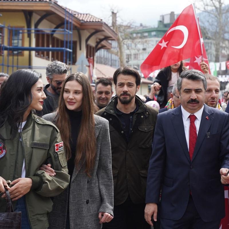 Kurulu� Orhan oyuncular� Bursa'n�n fethinin 700. y�l� y�r�y���nde!