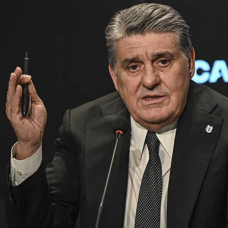 Serdal Adal�'dan sert s�zler! '�erefi varsa b�rak�rlar'