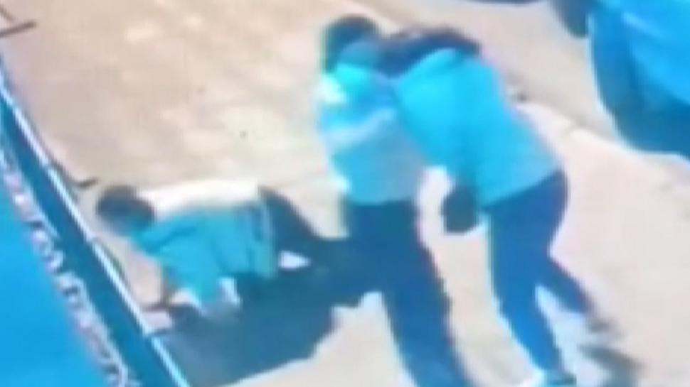 Sokak ortasında 2 kadına dehşeti yaşattı: Çevredekiler yardıma zor yetişti