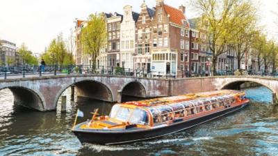 Kanallar bisikletler ve lalelerle Amsterdam