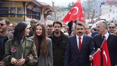 Kurulu� Orhan oyuncular� Bursa'n�n fethinin 700. y�l� y�r�y���nde!