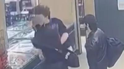 Market �al��an�na yumruklu sald�r�: Deh�et verici anlar saniye saniye kaydedildi