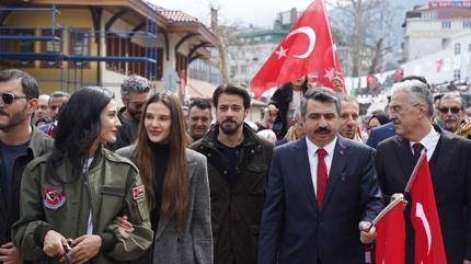 Kurulu� Orhan oyuncular� Bursa'n�n fethinin 700. y�l� y�r�y���nde!