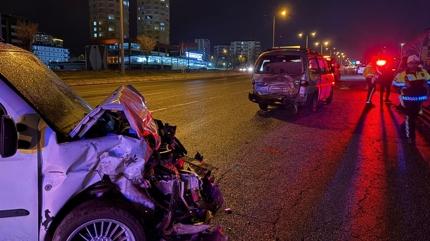 Yolda kalan minib�se arkadan �arpt�: 7 ayl�k bebek dahil 6 yaral�