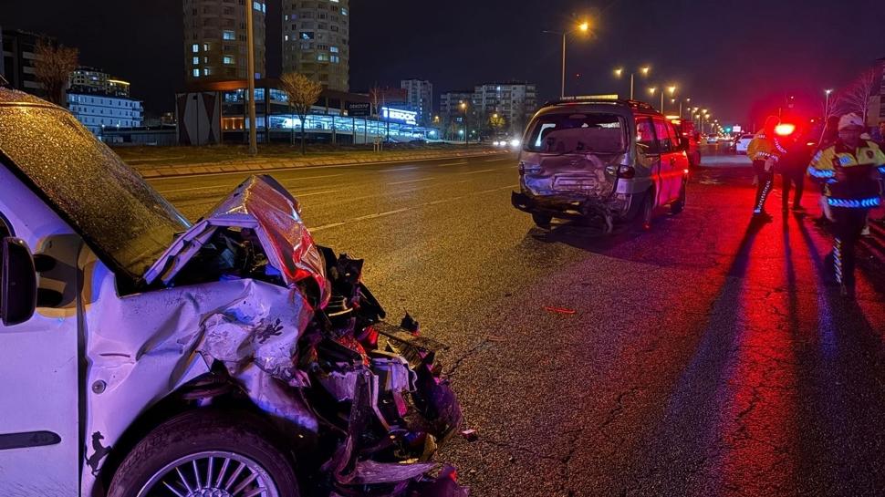 Yolda kalan minibüse arkadan çarptı: 7 aylık bebek dahil 6 yaralı