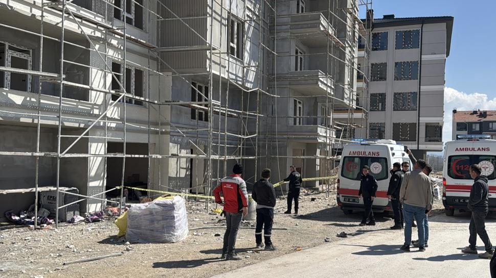 4. kattan zemine çakıldılar! 2 işçi ağır yaralı