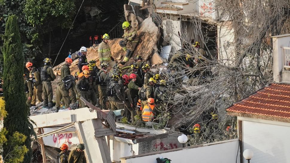 F�zeler �srail'i vurdu! Enkazdan cesetler ��kar�l�yor