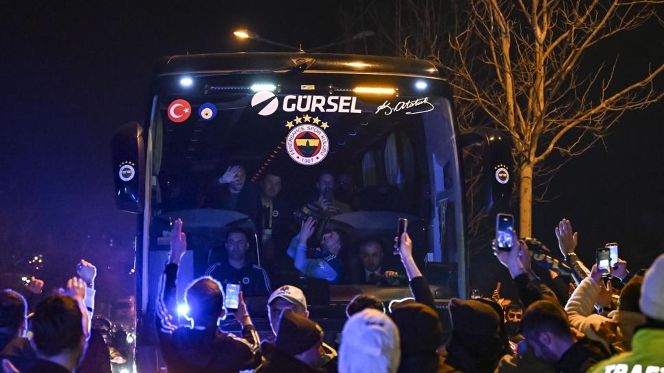 Fenerbahçe taraftarı, takımı tesislerde karşıladı