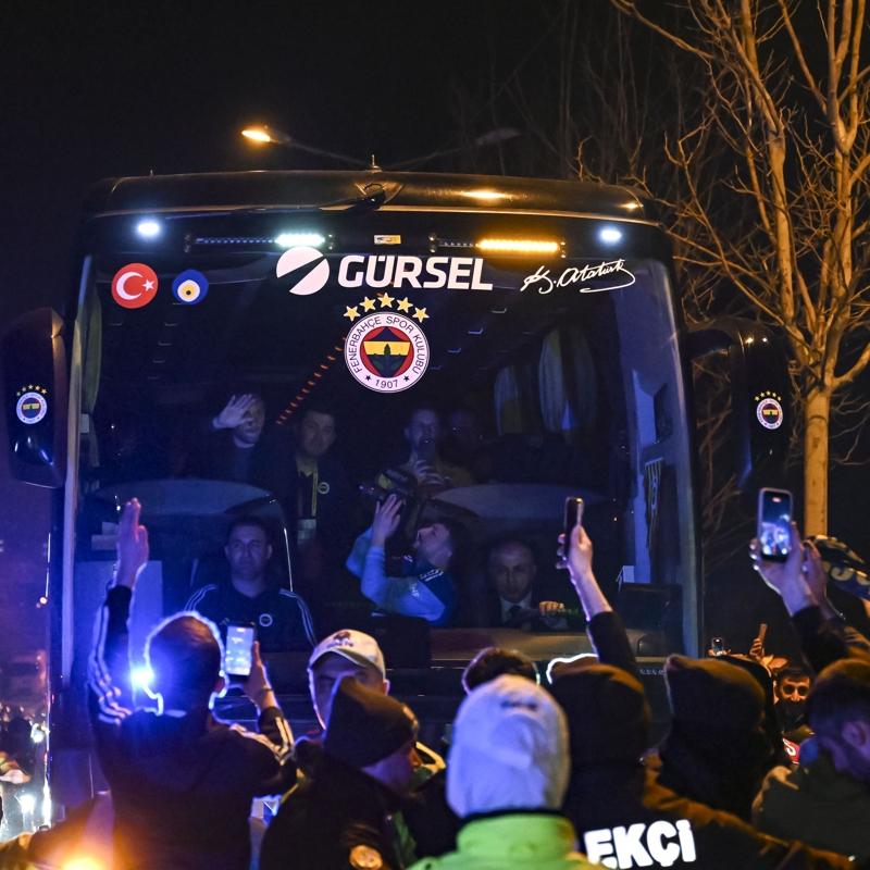 Fenerbah�e taraftar�, tak�m� tesislerde kar��lad�