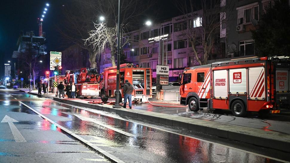 �stanbul'da korkutan yang�n! Bir ara� yand�, 14 l�ks ara� k�l oldu