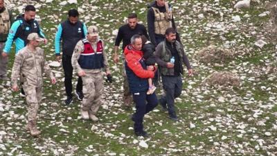 Siirt'te kaybolan k�z �ocu�u evinden 3 kilometre uzakta bulundu