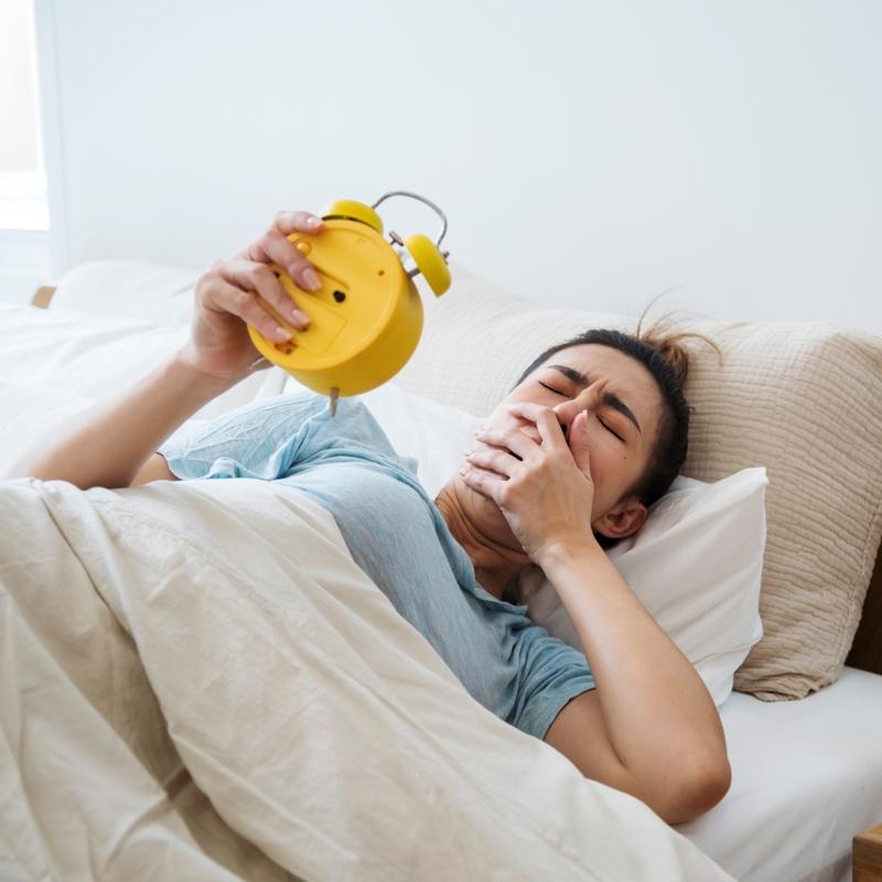 Me�er yorgun uyanman�n sebebi az uyuma de�il, bu al��kanl�km��!