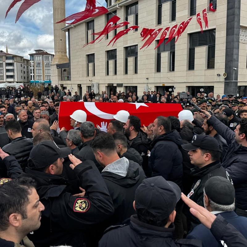 �ehit polis Yal��n'�n naa�� dualarla defnedildi